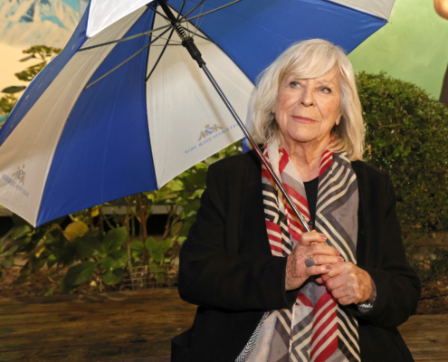 Margarethe von Trotta mit Regenschirm